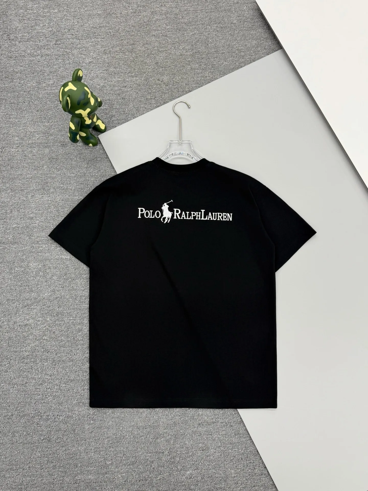 P160 [High Quality]Ralph Lauren*Ralph Lauren embroidery micro-label simple‼ ️Short-sleeved T-shirt 💗Ralph Lauren classic short-sleeved T-shirt, custom-made 280g pure cotton fabric, soft and breathable, classic horseback golf🏌️ embroidery on the chest, logo + logo embroidery on the back, simple and recognizable. Round neck design, neat tailoring, customized 280g pure cotton fabric, soft and smooth to the touch, great breathability, super comfortable to wear in summer! The same loose version for men and women, OK to wear alone or layered, versatile ~ 𝐂𝐎𝐋𝐎𝐔𝐑: black white 𝐒𝐈𝐙𝐄: S-xL Size chart: S: Shoulder width 51 - Bust 55 - Clothing length 70 M: Shoulder width 53 - Bust 57 - Clothing length 72 L: Shoulder width 55 - Bust 59 - Clothing length 74 XL: Shoulder width 57 - Bust 61 - Clothing length 76